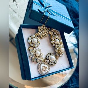 Luxury charm in gold sparkle on handmade metal bracelet